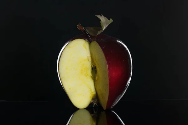 Cut Red Juicy Apple Close Dark Background — Stock Photo, Image