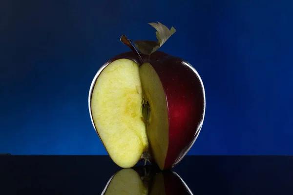 Cortar Manzana Roja Jugosa Cerca Sobre Fondo Oscuro — Foto de Stock