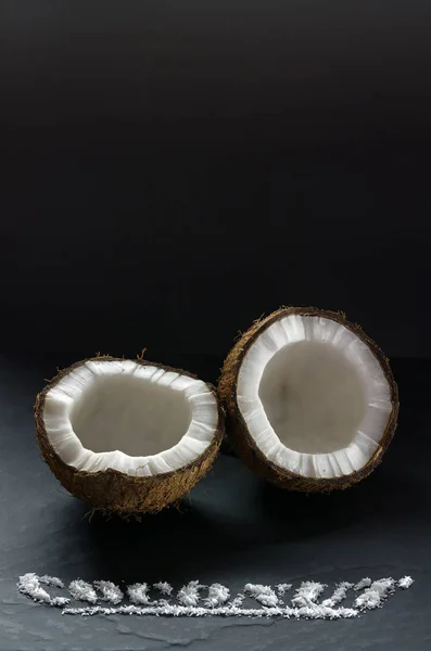 Zralé Kokosové Rozdělena Dvou Částí Close Černém Pozadí Texturních — Stock fotografie