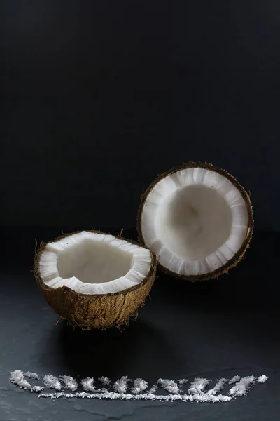Rijpe Kokosnoot Opgesplitst Twee Delen Close Een Zwarte Achtergrond Van — Stockfoto