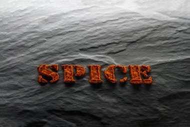 Baharat. Zemin kırmızı biber dokusal siyah arka plan üzerinde Kapat