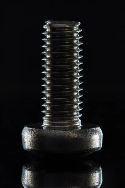 Metal Parafuso Close Com Textura Pronunciada Reflexão Sobre Fundo Preto — Fotografia de Stock