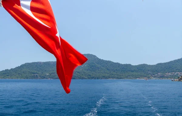 Türkiye 'nin ulusal bayrağı rüzgarda dalgalanıyor.