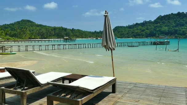 Dos Chaise Lounges Playa Tropical Con Olas Azules Del Océano — Vídeos de Stock