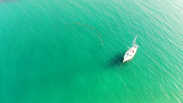 Weiße Jacht Segelt Auf Blauen Meereswellen — Stockvideo