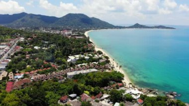 güneşli deniz ve tropikal resort şaşırtıcı havadan görünümü 