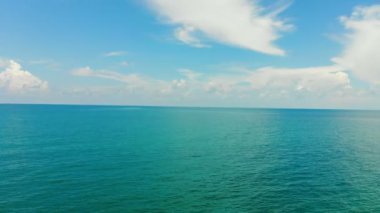 dalgalar deniz ve mavi gökyüzü ile pitoresk marina