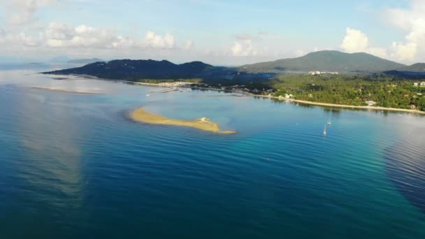 阳光明媚的海洋和热带岛屿的壮观鸟瞰图 — 图库视频影像