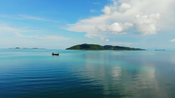 Increíble Vista Aérea Del Mar Barco Isla Tropical Día Soleado — Vídeo de stock