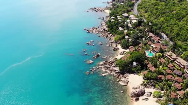 Increíble Vista Aérea Playa Tropical Con Palmeras Casas Océano Azul — Vídeo de stock
