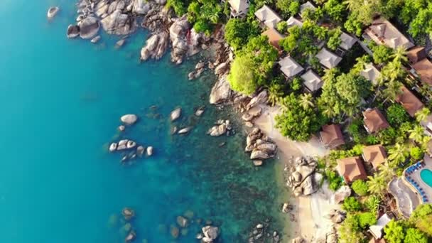 Fantastiska Flygfoto Tropisk Strand Med Palmer Hus Och Blue Ocean — Stockvideo