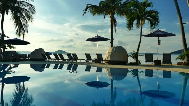 coucher de soleil sur piscine, parasols et ciel spectaculaire 