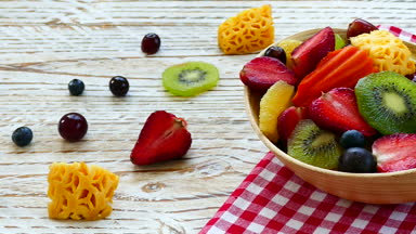 çeşitli olgunlaşmış meyve ve çilek rustik masada ahşap kase 