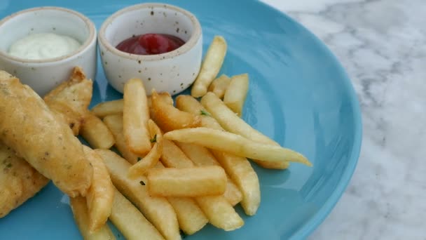 Pescado Patatas Fritas Con Salsa Plato Azul — Vídeos de Stock