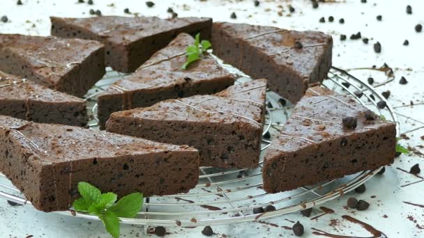Heerlijke Chocolade Brownie Cake Met Muntblaadjes — Stockvideo