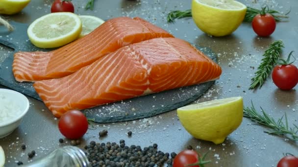 Verse Rauwe Zalmfilet Met Ingrediënten Voor Het Koken — Stockvideo