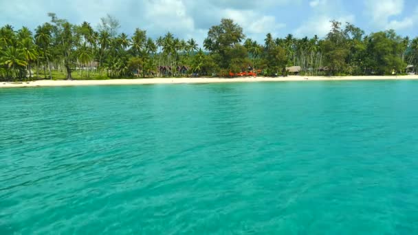 Picturesque Marina Sea Waves Sandy Beach Blue Sky — Stock Video