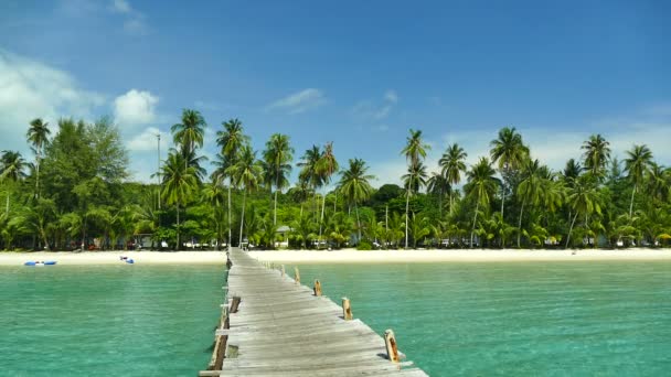 Spiaggia Tropicale Con Molo Legno Nella Giornata Sole — Video Stock