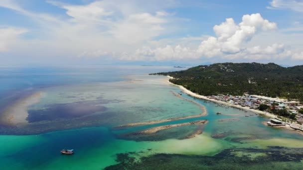 令人惊叹的海景和热带度假村在阳光明媚的日子 — 图库视频影像