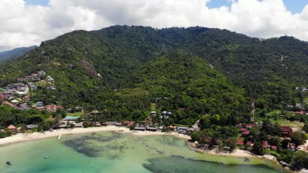 Geweldig Luchtfoto Uitzicht Zee Tropische Resort Een Zonnige Dag — Stockvideo