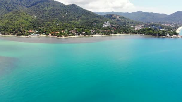 Pintoresco Puerto Deportivo Con Olas Marinas Playa Tropical Cielo Azul — Vídeos de Stock