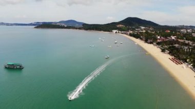 güneşli deniz ve tropik ada şaşırtıcı havadan görünümü 