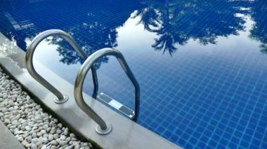 ağaçların yansıması yüzme havuzu manzaralı