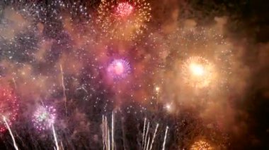 Kasvetli gece gökyüzünde parlayan 4k 'lık altın havai fişek videosu
