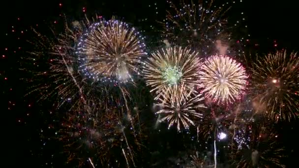 Video Von Goldenem Feuerwerk Das Trüben Nachthimmel Glüht — Stockvideo