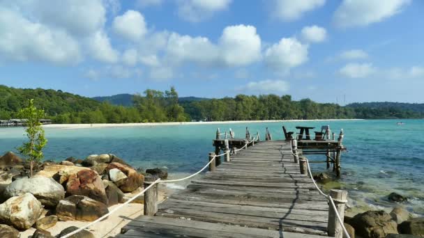 Playa Tropical Con Rocas Puente Madera — Vídeo de stock