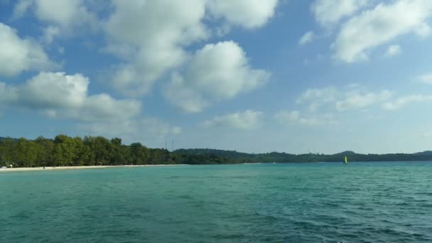 Malerischer Yachthafen Mit Meereswellen Tropischem Strand Und Blauem Himmel — Stockvideo