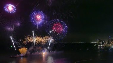 Kasvetli gece gökyüzünde parlayan 4k 'lık altın havai fişek videosu