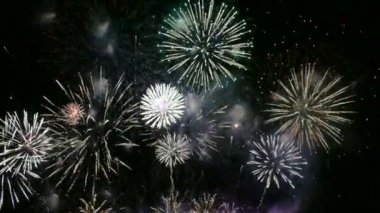 Kasvetli gece gökyüzünde parlayan 4k 'lık altın havai fişek videosu