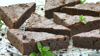 nane yaprakları ile lezzetli çikolatalı browni kek 