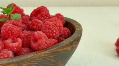 Küçük ahşap kase taze ahududu 