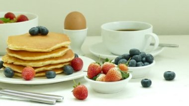 tereyağı ve taze çilek beyaz plaka ile lezzetli gözleme 