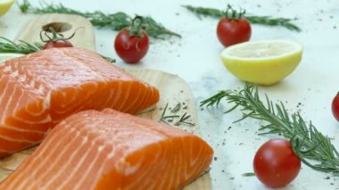 yemek pişirmek için malzemelerle taze Çiğ somon fileto