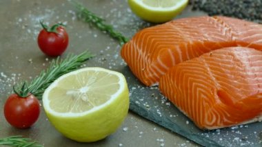 yemek pişirmek için malzemelerle taze Çiğ somon fileto