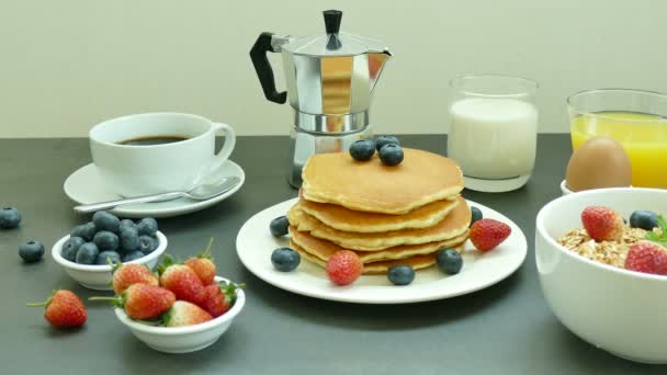 Heerlijk Ontbijt Met Pannenkoeken Verse Bessen Koffie Pap — Stockvideo