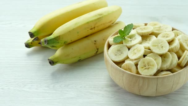 Plátanos Rodajas Tazón Madera Plátanos Enteros Mesa — Vídeo de stock
