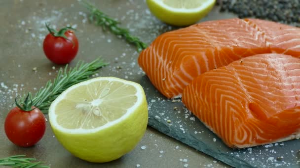 Verse Rauwe Zalmfilet Met Ingrediënten Voor Het Koken — Stockvideo