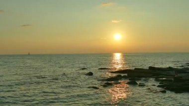 dalgalar deniz, kumsal ve dramatik gökyüzü günbatımı görünümünü