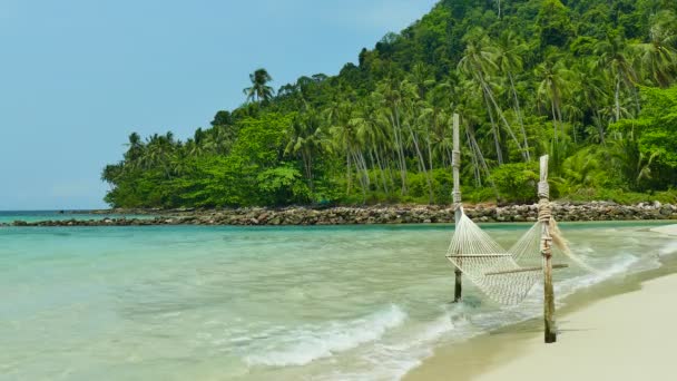 Amaca Appesa Vicino Alle Onde Del Mare Alla Spiaggia Tropicale — Video Stock