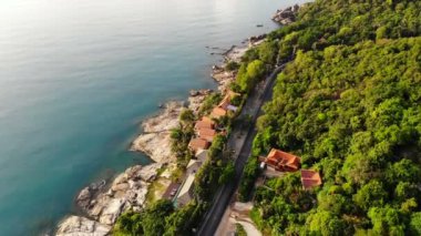 güneşli deniz ve tropikal resort şaşırtıcı havadan görünümü 