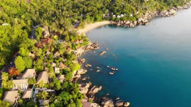 güneşli deniz ve tropikal resort şaşırtıcı havadan görünümü 