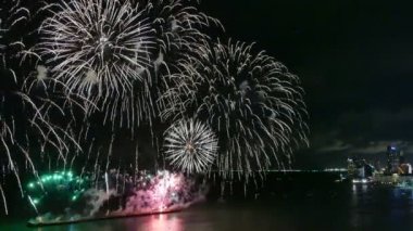 Kasvetli gece gökyüzünde parlayan 4k 'lık altın havai fişek videosu