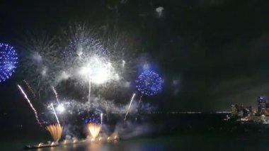 Kasvetli gece gökyüzünde parlayan 4k 'lık altın havai fişek videosu