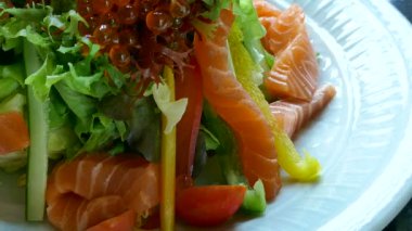 taze sebze ile lezzetli füme somon salata