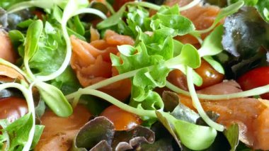 taze sebze ile lezzetli füme somon salata