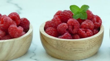 Küçük ahşap kase taze ahududu 